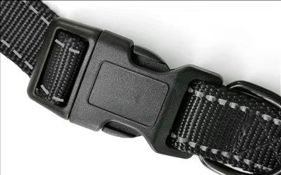 Easy to release and super secure closing buckle on the 6-in-1 Multi-Use Hands-Free Dog Leash